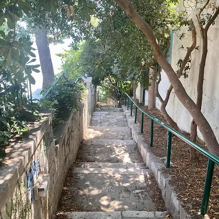 And Διαμέρισμα *